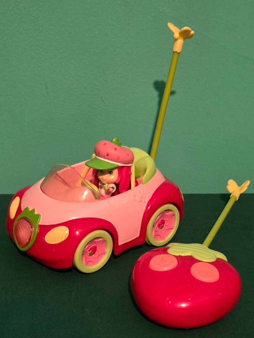 2009 Hasbro Strawberry Shortcake Berry Cruiser RC Car Complete with Doll- Tested